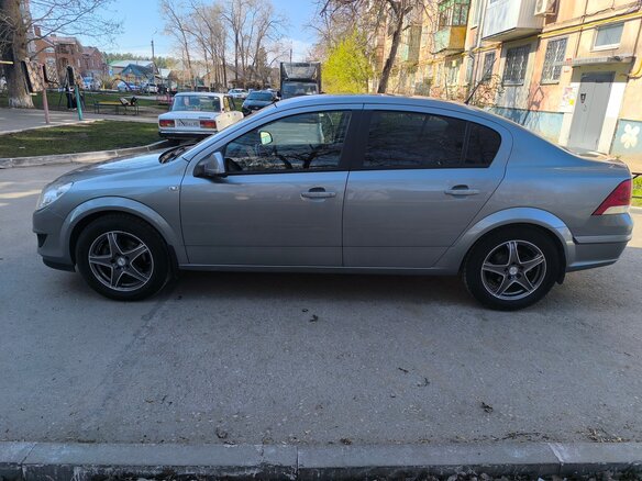 2011 Opel Astra H Рестайлинг, серый, 660000 рублей - вид 2