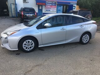 2017 Toyota Prius IV (XW50), серебристый, 1760000 рублей, вид 4