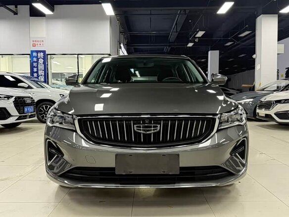 2022 Geely Emgrand II, серебристый - вид 1