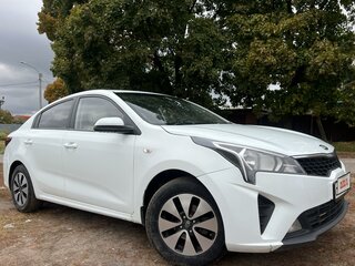 2020 Kia Rio IV Рестайлинг, белый, 1070000 рублей, вид 1