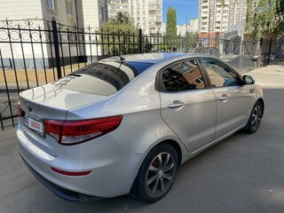 2015 Kia Rio III Рестайлинг, серебристый, 850000 рублей, вид 3