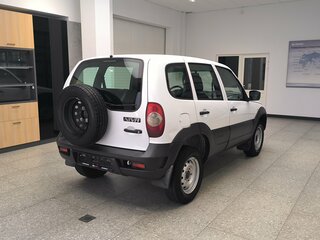 2018 Chevrolet Niva I Рестайлинг, белый, 600000 рублей, вид 3