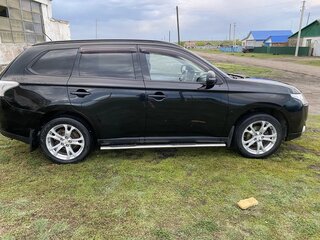 2013 Mitsubishi Outlander III, чёрный, 1400000 рублей, вид 3