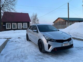 2021 Kia Rio IV Рестайлинг, серебристый, 1700000 рублей, вид 3
