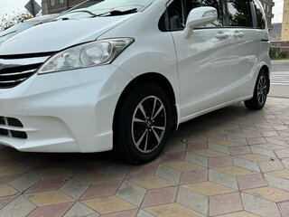 2013 Honda Freed I Рестайлинг, белый, 1360000 рублей, вид 1