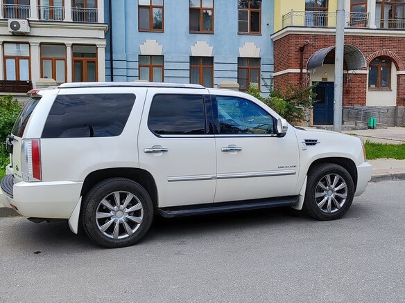 2011 Cadillac Escalade III, белый, 2150000 рублей - вид 4