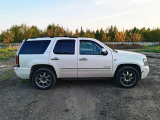 2013 Chevrolet Tahoe 6AT III, белый, 1720000 рублей, вид 5