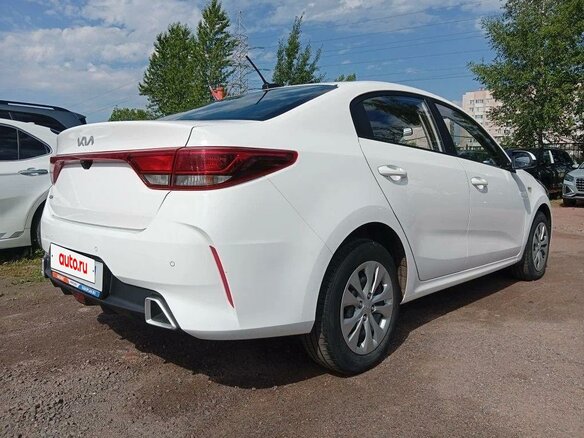 2022 Kia Rio IV Рестайлинг, белый, 1685300 рублей - вид 2