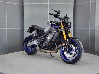 2024 Yamaha MT-09 (FZ-09), серебристый, 1199000 рублей, вид 2
