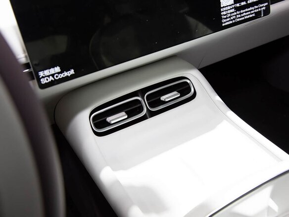 2026 Changan Qiyuan A06 28.39 kWh, серебристый, 2620000 рублей - вид 20