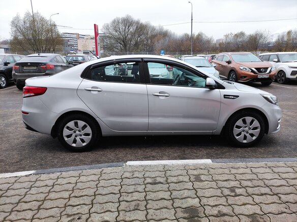 2016 Kia Rio III Рестайлинг, серебристый - вид 3