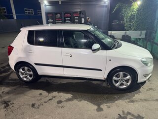 2010 Skoda Fabia II Рестайлинг, белый, 650000 рублей, вид 2