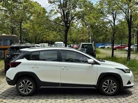 2021 Toyota Yaris L X XP150 Рестайлинг, белый, 1350000 рублей, вид 5