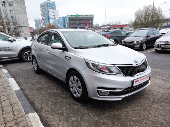 2016 Kia Rio III Рестайлинг, серебристый - вид 2