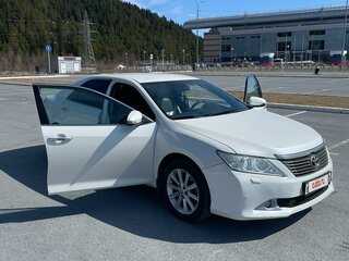 2014 Toyota Camry VII (XV50) Рестайлинг, белый, 1600000 рублей, вид 3