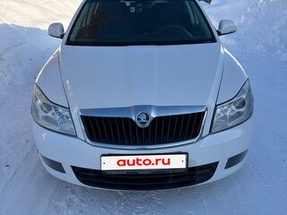 2011 Skoda Octavia II (A5) Рестайлинг, белый, 800000 рублей, вид 2