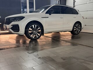 2019 Volkswagen Touareg III, белый, 6100000 рублей, вид 3