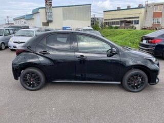 2021 Toyota Yaris IV, чёрный, 1190000 рублей, вид 3