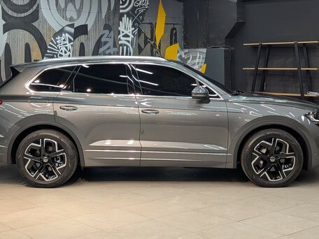 2024 Volkswagen Touareg III Рестайлинг, серый, 9990000 рублей, вид 3