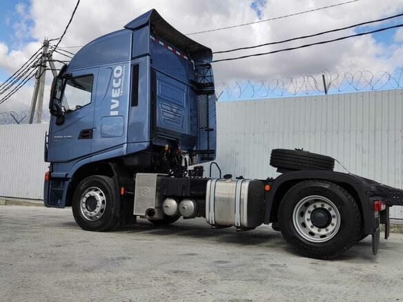 2023 IVECO-Hongyan 4x2, синий, 9700000 рублей - вид 4