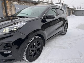 2021 Kia Sportage IV Рестайлинг, чёрный, 2450000 рублей, вид 4