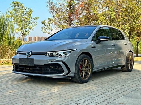 2023 Volkswagen Golf VIII, серый, 1950000 рублей, вид 3