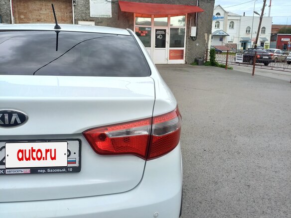 2014 Kia Rio 4-speed III, белый, 785000 рублей - вид 4