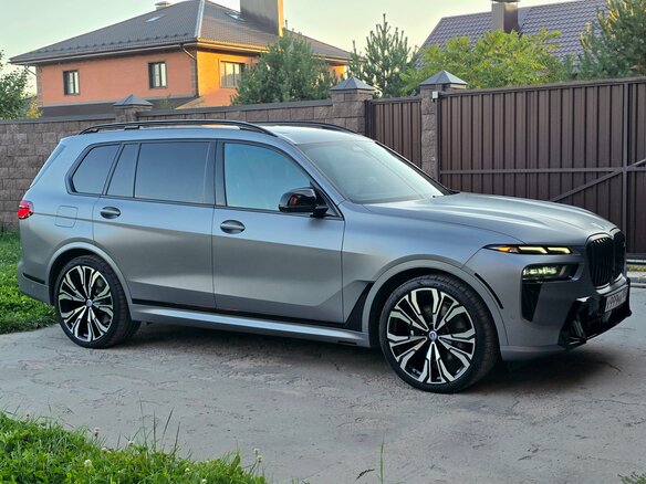 2022 BMW X7 M60i I (G07) Рестайлинг, серый, 15800000 рублей - вид 1