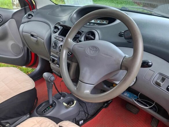 2000 Toyota Vitz I (P10), красный, 290000 рублей - вид 4