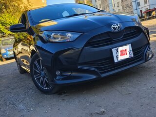2021 Toyota Yaris IV, чёрный, 1000050 рублей, вид 1