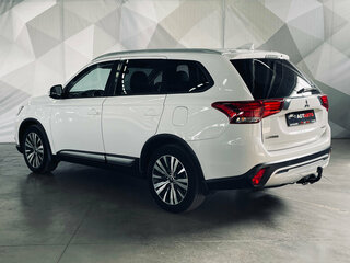 2019 Mitsubishi Outlander III Рестайлинг 3, белый, 2100000 рублей, вид 4