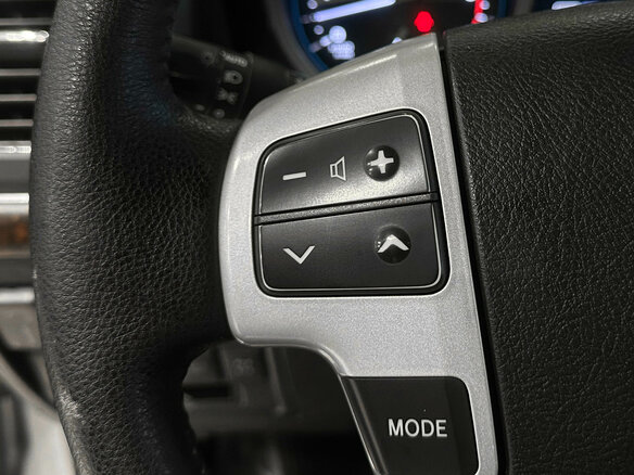 2014 Toyota Land Cruiser 200 Series Рестайлинг 1, серебристый, 3930000 рублей - вид 19