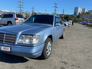 1993 Mercedes-Benz E-Класс 200 I (W124), голубой, 500000 рублей, вид 3
