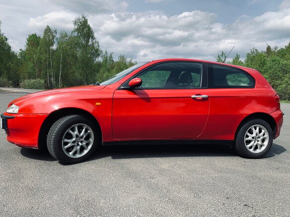 2002 Alfa Romeo 147 I, красный, 660000 рублей - вид 8