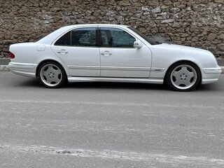 2001 Mercedes-Benz E-Класс AMG 55 AMG II (W210, S210) Рестайлинг, белый, 2100000 рублей, вид 3
