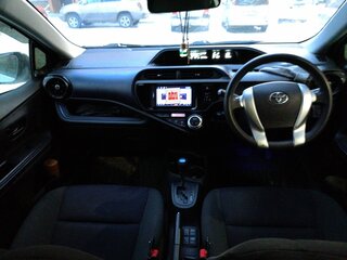2016 Toyota Aqua I Рестайлинг, белый, 1125000 рублей, вид 5