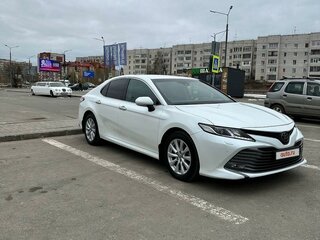 2019 Toyota Camry VIII (XV70), белый, 2385000 рублей, вид 2