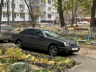 1999 Mercedes-Benz E-Класс 240 II (W210, S210), чёрный, 360000 рублей, вид 4