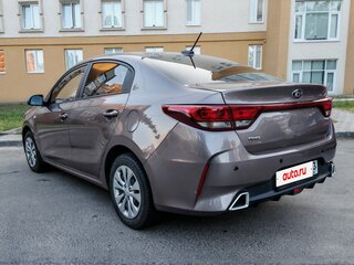 2021 Kia Rio IV Рестайлинг, коричневый, 1300000 рублей, вид 4