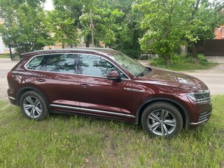 2019 Volkswagen Touareg III, пурпурный, 4799000 рублей, вид 3