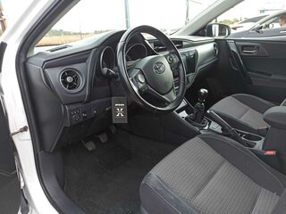 2017 Toyota Auris II Рестайлинг, белый, 1600000 рублей, вид 5