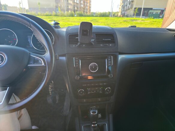 2015 Skoda Yeti I Рестайлинг, белый, 1200000 рублей - вид 17