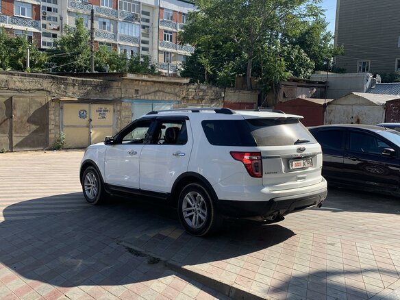 2015 Ford Explorer V, белый, 2700000 рублей - вид 3
