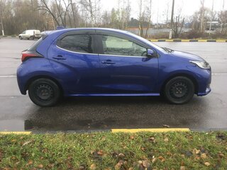 2020 Toyota Yaris IV, фиолетовый, 1550000 рублей, вид 4