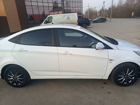 2013 Hyundai Solaris I, белый, 700000 рублей - вид 4