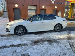 2022 Toyota Camry VIII (XV70) Рестайлинг, белый, 3200000 рублей, вид 3