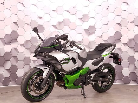 2025 Kawasaki Ninja 7, серебристый, 869000 рублей, вид 2
