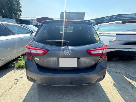 2019 Toyota Vitz III (XP130) Рестайлинг 2, серый, 933000 рублей, вид 4