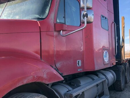 2003 Freightliner Columbia, красный, 2400000 рублей, вид 4