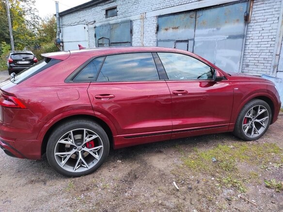 2020 Audi Q8 45 TDI I (4M), красный, 7200000 рублей - вид 3